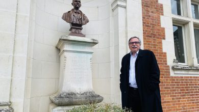 Marc Baraban à côté de la statue neuve de Victor-Auguste Poulain