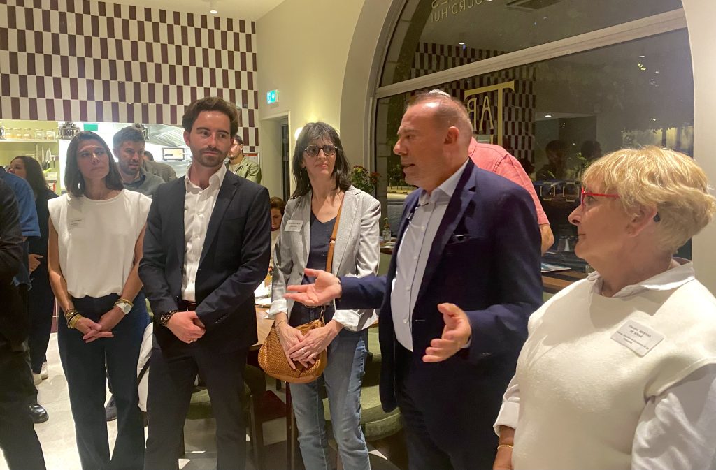 Marc Gricourt avec les nouveaux commerçants