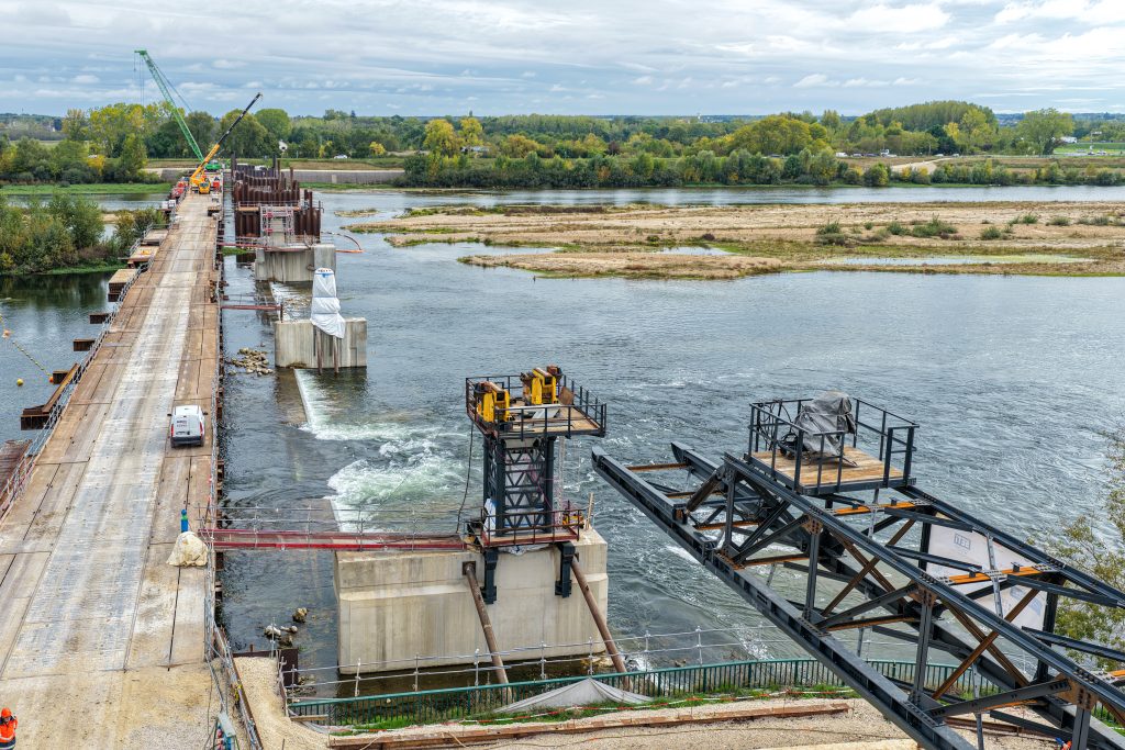 Lançage du premier tronçon de la passerelle sur la Loire