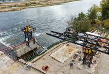 Lançage du premier tronçon de la passerelle sur la Loire