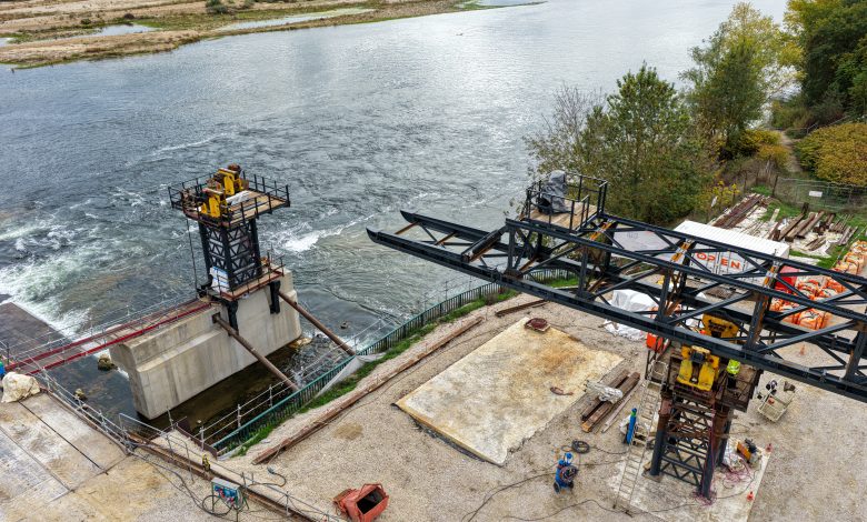Lançage du premier tronçon de la passerelle sur la Loire